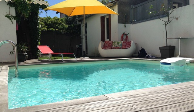 Bordeaux shop with swimming pool