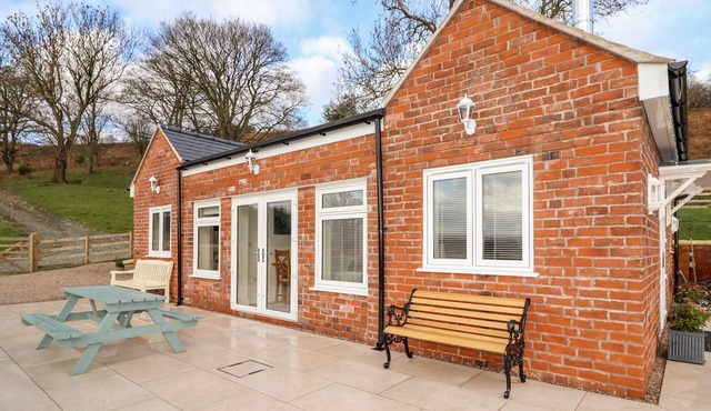 BORDER VIEW LODGE, family friendly, with hot tub in Llandrinio