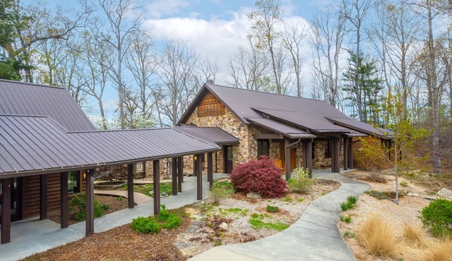 Borders DuPont- hot tub, game room, 27 acres, mountain views and more