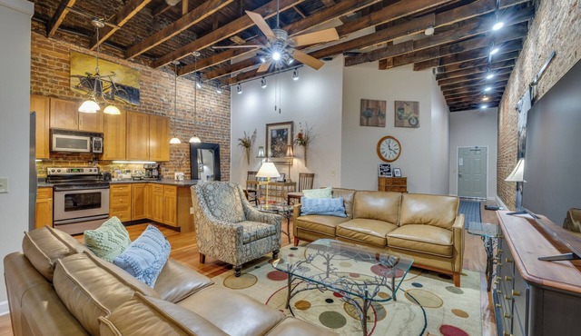 BordertownLoft In heart of Downtown-KingBed,Casino