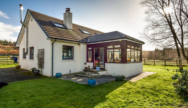 BORGAN COTTAGE, pet friendly, with open fire in Newton Stewart