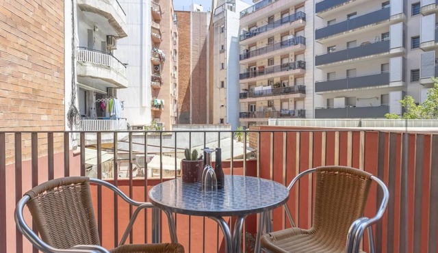 Born Area: flat for 8 w/shared pool near the beach