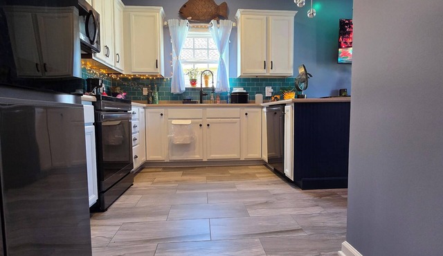 Boro Breeze Island Escape - Cozy, Close, Amenities, Sleeps 8