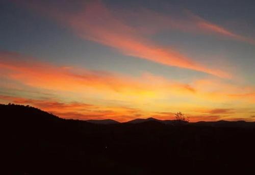 Borrowed Time - Mountain Getaway near Boone, Hot Tub, and Gorgeous Views!