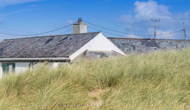 Borth Bach - an on the beach that sleeps 4 guests in 2 bedrooms