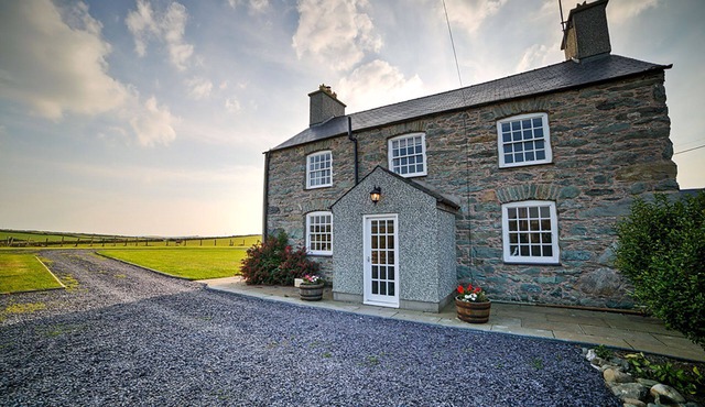 Borthwen Farmhouse - a dog that sleeps 10 guests in 5 bedrooms