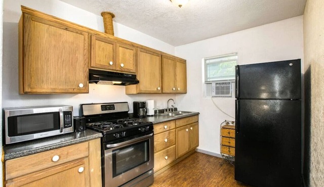 Bo’s Bungalow with Hot Tub and Sauna