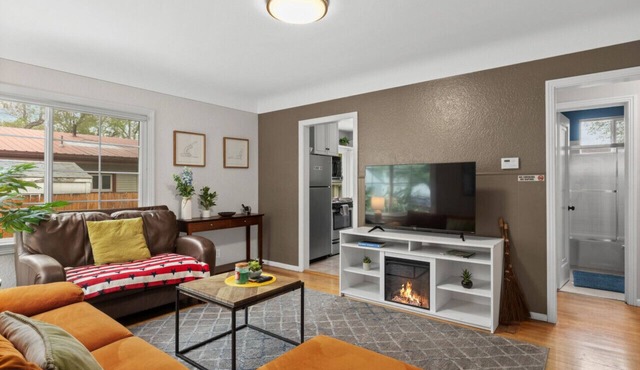 Bo’s Cheerful Home with private HOT TUB