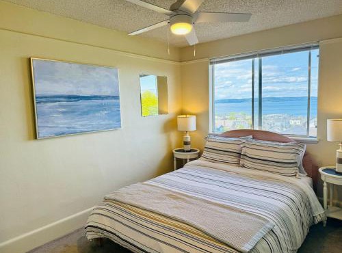 Bos Cozy Victorian Top Floor Duplex Unit with Puget Sound views