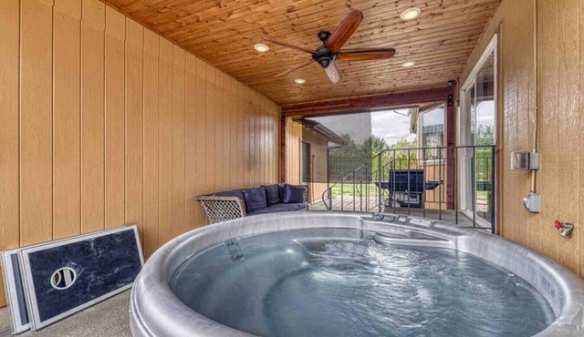 Bo’s Valley Farmhouse with Hot Tub