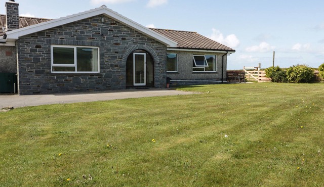 BOSCASTLE VIEW, pet friendly, with open fire in Boscastle
