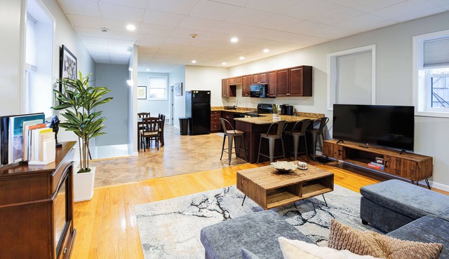 Boston Getaway, Close to Airport with Parking