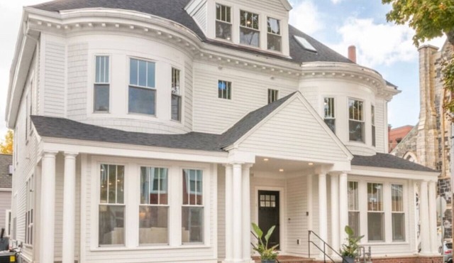 Boston-Harvard Mansion Sleeps 14 w/Spacious Game Room and Spa Bath