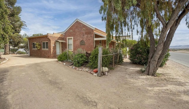 Bosun’s at Port Germein. A Coastal Sanctuary with timeless charm.