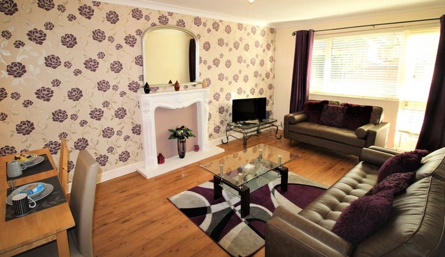 Boswell - Large Balcony Apartment & Parking - Close to Town & Racecourse