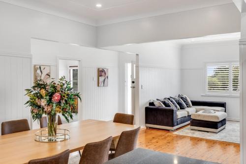 Botanic Breeze! Opposite Queens Park!