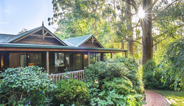 Botanica Retreat - Olinda Village Stay - Sweet cabin with vintage furnishings, in gorgeous gardens overlooking magnolias and rhododendrons.