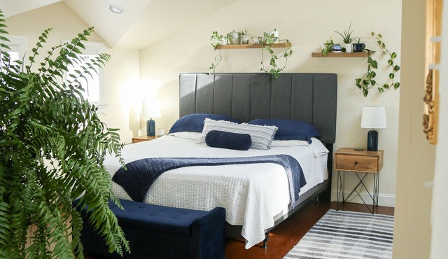 Botanical Loft in Amish Country, King Bed, Jetted Tub & Garden Patio