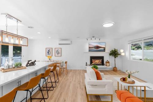 Bothell Family Friendly Modern Home 2 AC I405