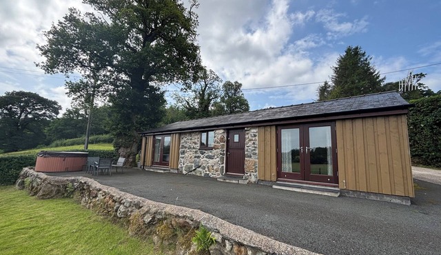 BOTHI, romantic, luxury holiday cottage, with hot tub in Llanuwchllyn