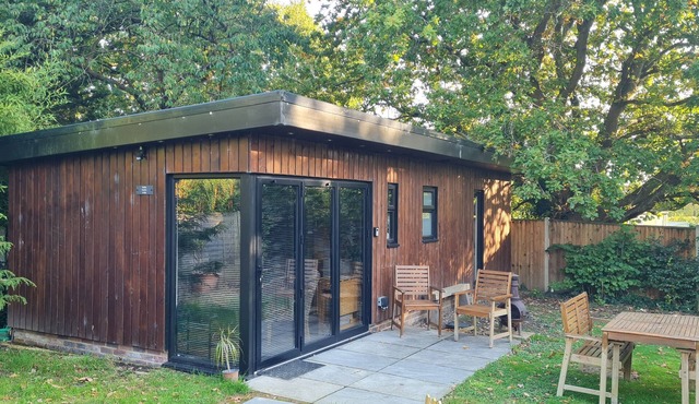 Botley village, lodge, 2 bed, sleeps 3, cosy rural location,