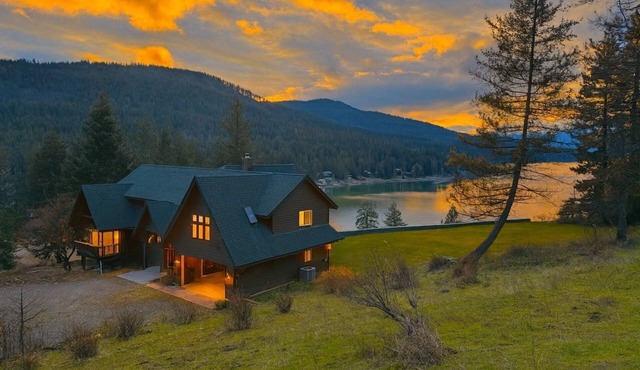 Bottle Bay View Lodge – 21-Acre Lakefront Retreat