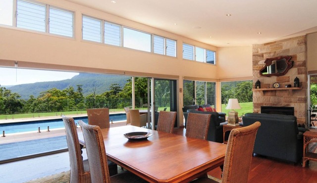 Bottlebrush Lodge - Great views and a pool!