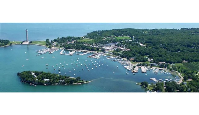 Bottom Floor apartment in heart of downtown Put in Bay resort area!