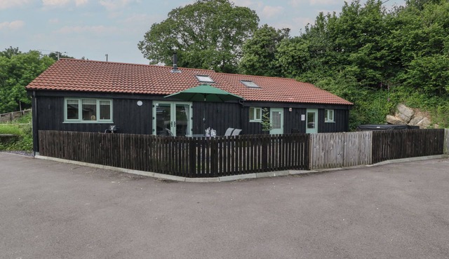 BOTTOM LODGE, pet friendly, with hot tub in Penhow