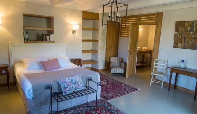 Bougainvillea room in Dordogne, with swimming pool and independent access.