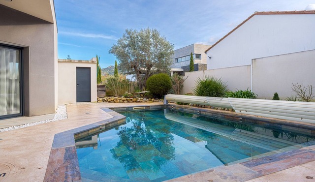 “Bougainvillier - Fleur de Lys” Guest Suite with Mountain View, Wi-Fi & Air Conditioning