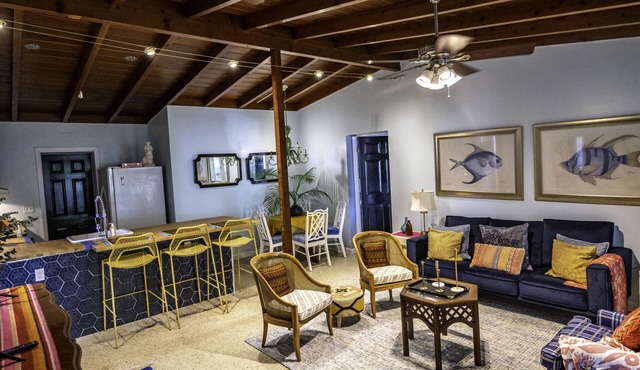 Bougainvillea Bungalow Large private happy home close to beaches shopping dining