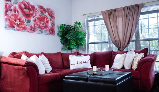 Bougie on a budget: Private bedroom & bathroom in rental unit. 🌟