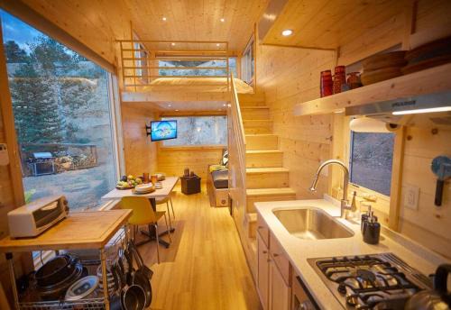 Bougie TinyHome w View & Hot Tub near Hot Springs