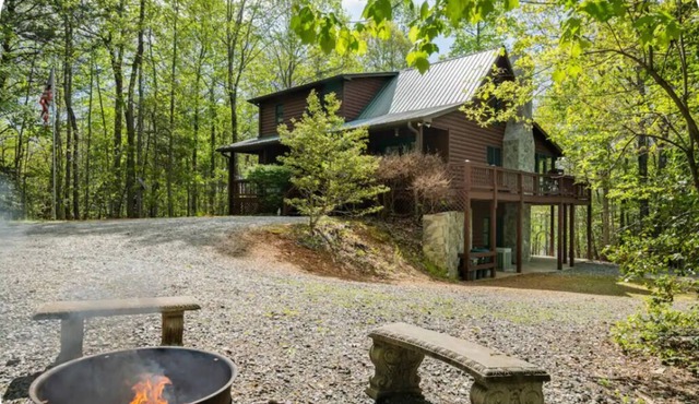 Boujee Bear Lodge - A peaceful cabin getaway!