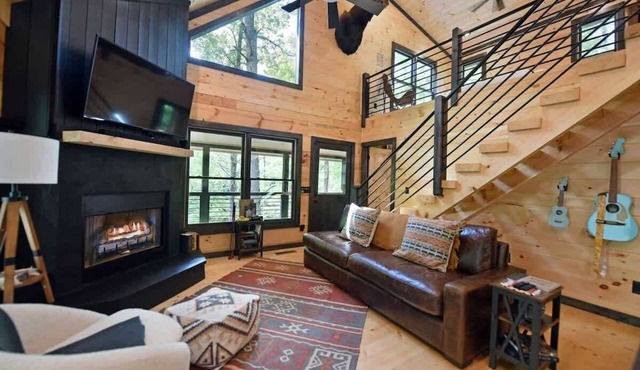 Boujee Moose -new, hot tub, dog friendly, fire pit