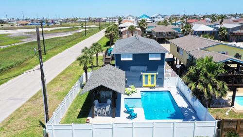 Boujee Pelican by AvantStay PoolGame RoomViews