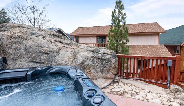Boulder Bay Chalet Lakefront - Elegantly decorated with Hot Tub and Game Room!