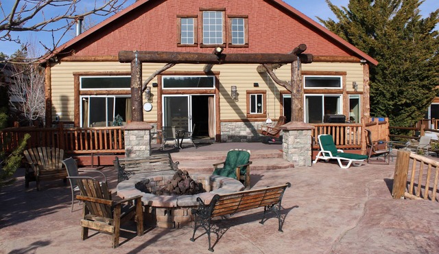 Boulder Bay Lakefront. Dock, hot tub, BBQ, fire pit, pool table. Large backyard.
