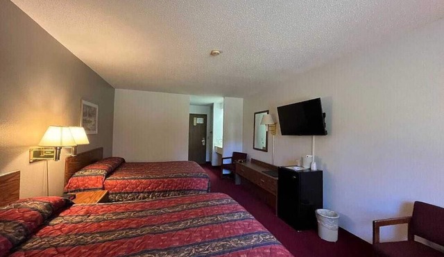 Boulder Bear Motor Lodge - Two Queen Beds 105 Front