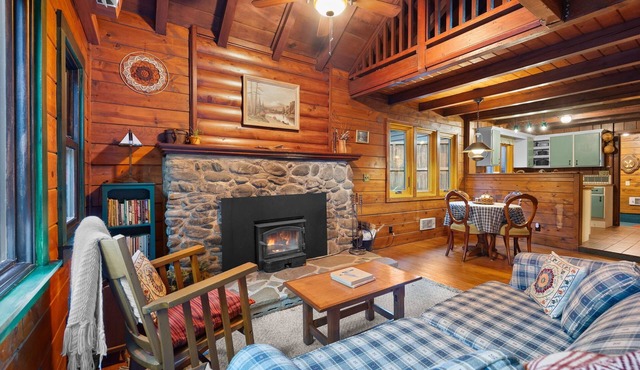 Boulder Creek Cabin: A historic, cozy log cabin escape by the stream.