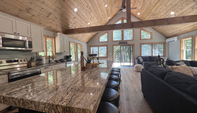 Boulder Field Manor ~ Sleeps 26 -Beach Access ~ Hot Tub!