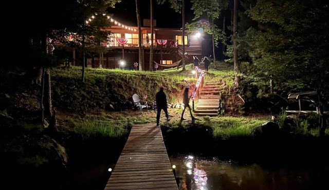 Boulder Lake Lodge; Beautiful, spacious, great views with boat dock & water toys