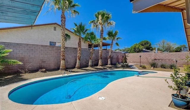 Boulder Pool House, free WI-FI, sleeps 8