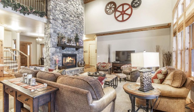 BOULDER RIDGE - 7 BD, HUGE THEATER, POOL TABLE, HOT TUB, SAUNA