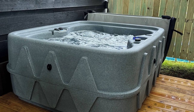 Boulder Ridge Cabin 3: Cowboy Luxe with Private Hot tub