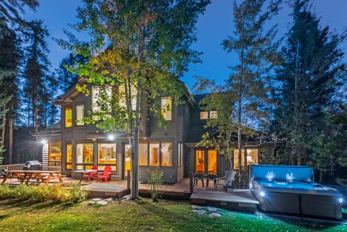 Boulder Ridge Lodge: Huge Ski-In Home w/20 Beds