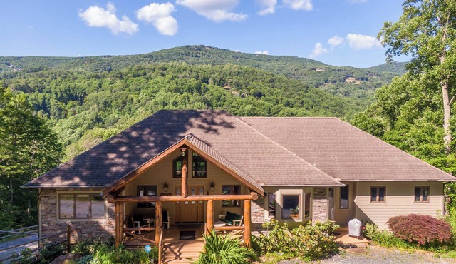 Boulder Sky at River Run - Views, hot tub, firepit, pool table, close to Banner Elk & skiing!