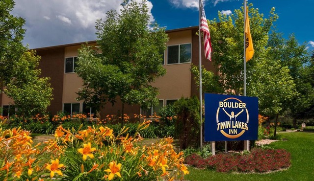 Boulder Twin Lakes Inn