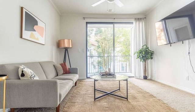 Boulevard Stays 1BR King Suite Pool, Gym & Parking 03